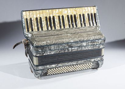 null Hohner 120 basses piano keys accordion. Keys in mother-of-pearl style perloid...