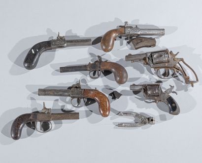 null France

Lot of wrecks of piston pistols and revolvers 

19th century

Missing...