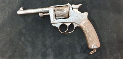 null ***** FRANCE

Revolver 1892 of ordinance 

Wooden handle, grooved cylinder,...