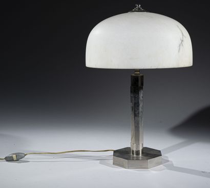 null DAMON (attribuée à)

Lampe de table en bronze argenté à fut tubulaire en pans...