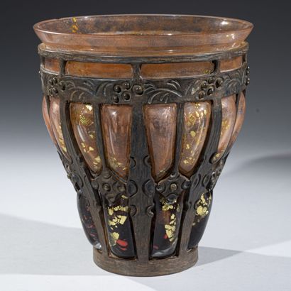 null Louis MAJORELLE (1859 - 1926) & DAUM - NANCY 

Vase conique en verre rosé et...