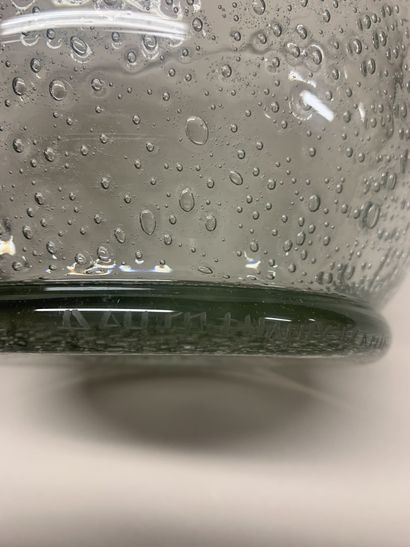 null DAUM - NANCY

Important vase conique en cristal blanc entièrement bullé. 

Signé.

Haut....
