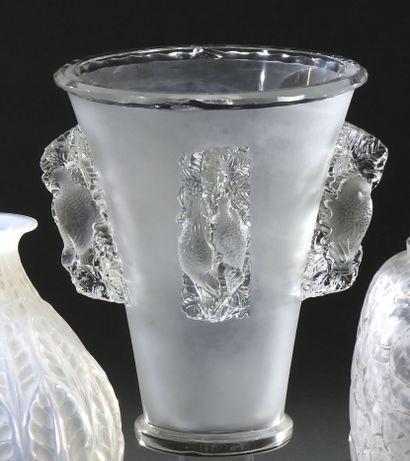 null CRISTAL LALIQUE

Vase « Saint-Emilion ». Épreuve en cristal blanc moulé pressé...