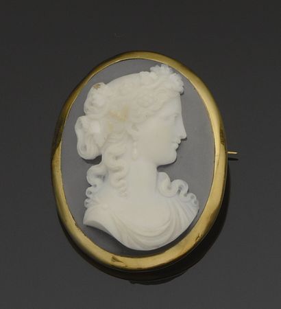 null Broche ovale centrée d'un camée sur agate bicolore figurant un profil de bacchante,...