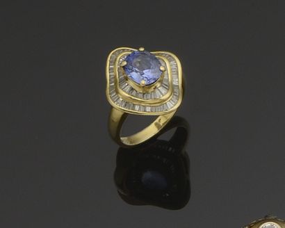 null 18K (750°/°°) yellow gold ring centered on an oval sapphire weighing approximately...