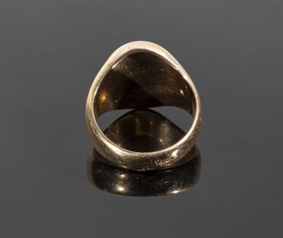 null Ring in 18K (750°/°°) yellow gold, the oval plate engraved in intaglio with...