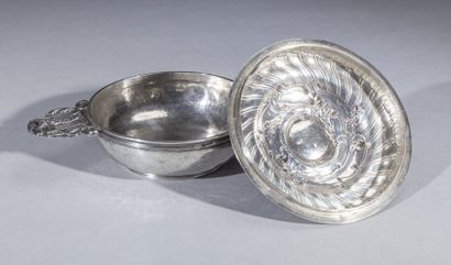 null Covered bowl, the body in plain hammered silver, on a small frame and a strong...