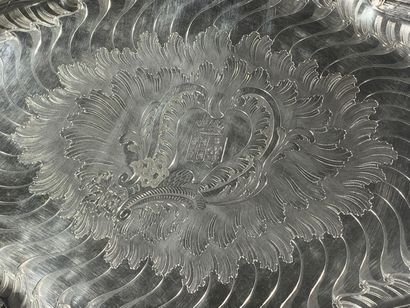 null Beautiful oval silver platter, bordered with ribboned and foliated nets, the...