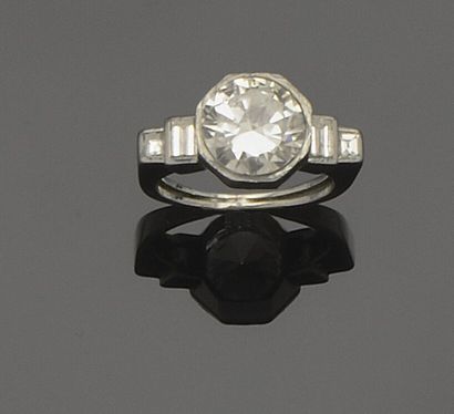 Platinum ring with geometric decoration of...