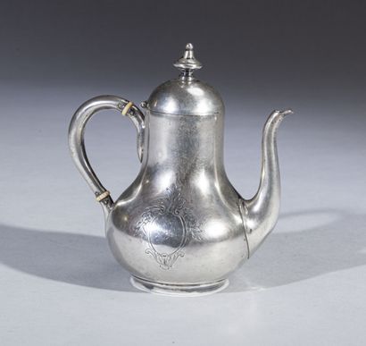 null Selfish coffee pot "à la turque" in plain silver, engraved with a blind leafy...