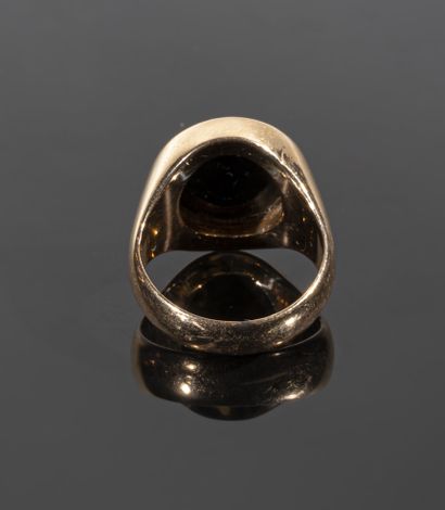 null Ring in 18K (750°/°°) yellow gold centered on an oval plate of nicolo agate...