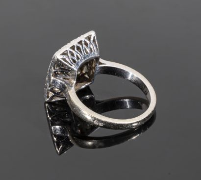 null Ring in 18K (750°/°°) white gold and platinum (850°/°°), the slightly domed...