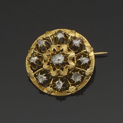 Round brooch in 18K (750°/°°) yellow gold,...