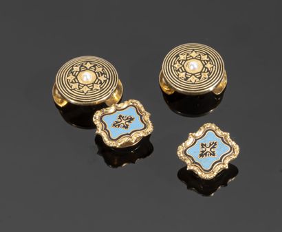 null Lot in 18K yellow gold (750°/°°) comprising two pairs of antique collar buttons:
-...