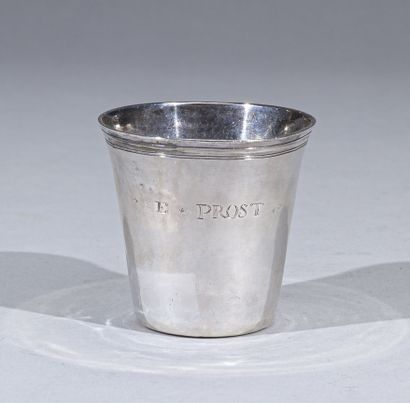 null Timbale tronconique légèrement évasée à fond plat en argent gravée E. PROST
Mâcon,...