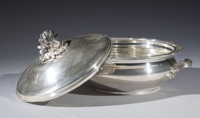 null Covered silver vegetable dish of circular form, curved body, edges with six...