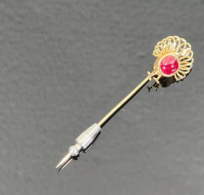 18K (750°/°°) yellow gold tie pin featuring...