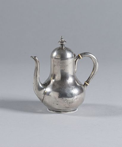null Selfish coffee pot "à la turque" in plain silver, engraved with a blind leafy...