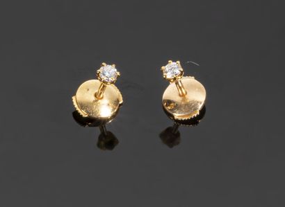 Pair of earrings in 18K (750°/°°) yellow...