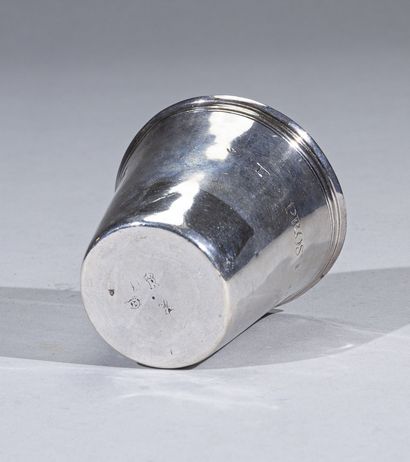 null Timbale tronconique légèrement évasée à fond plat en argent gravée E. PROST
Mâcon,...