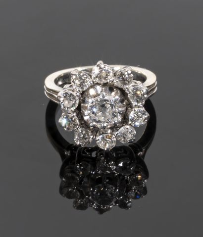 null 18K (750°/°°) white gold and platinum (850°/°°) "daisy" ring, centered on a...