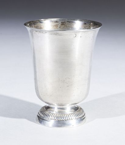 null Silver tulip tumbler, on a pedestal with gadroons, the neck engraved with fillets...
