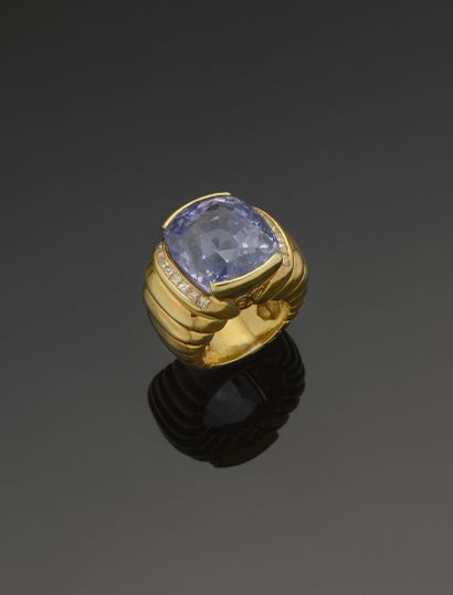 Ring in 18K (750°/°°) yellow gold, smooth,...