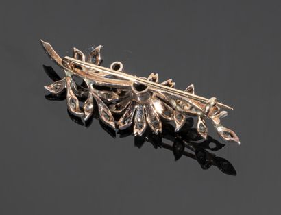 null Silver brooch (800°/°°) partially vermeiled figuring a branch decorated with...