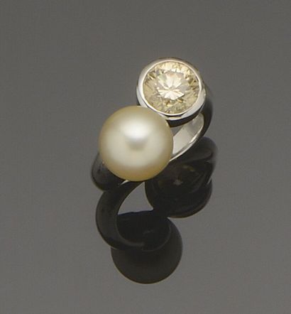 null ADLER
Bague "Toi et Moi" en or gris 18K (750°/°°) lisse ornée d'une perle de...