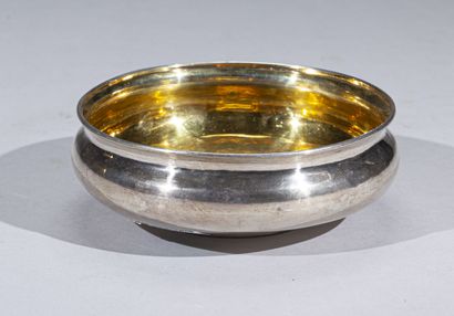 null Petite coupe ronde en argent uni, intérieur vermeil 
Russie, 1851
Maître-Orfèvre...