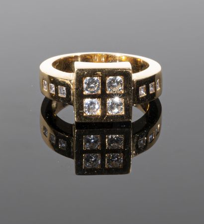 Ring in 18K (750°/°°) yellow gold, the square...