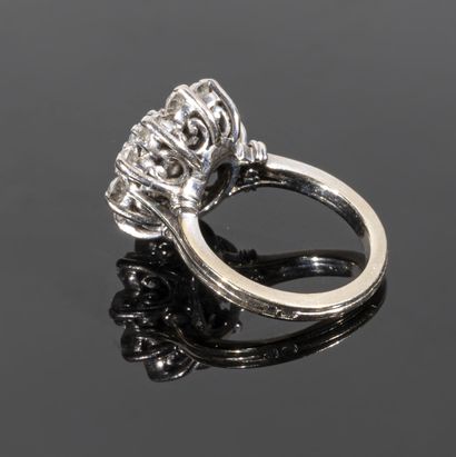 null Bague "marguerite" de petit doigt, en or gris 18K (750°/°°) et platine (850°/°°)...