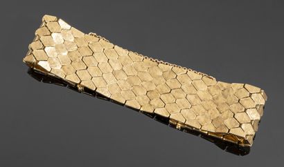 null Bracelet ruban en or jaune 18K (750°/°°) à maillons hexagonaux satinés articulés....