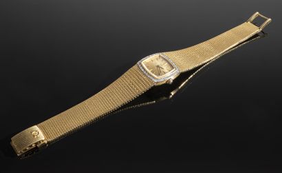 null OMEGA
Montre en or jaune 18K (750°/°°), la lunette sertie d'un rang de diamants...