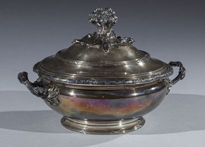 null Round covered silver vegetable dish, lightly contoured rim decorated with a...