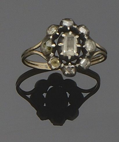 Antique 18K (750°/°°) gold ring centered...