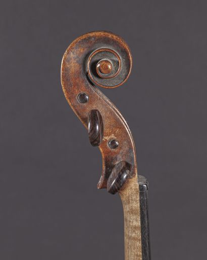 null Violon allemand fait vers 1900 portant étiquette Stradivarius. Tête enturée....