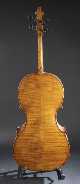 null Violoncelle portant une étiquette de Guarnerius, fait à la fin du XIXe siècle....
