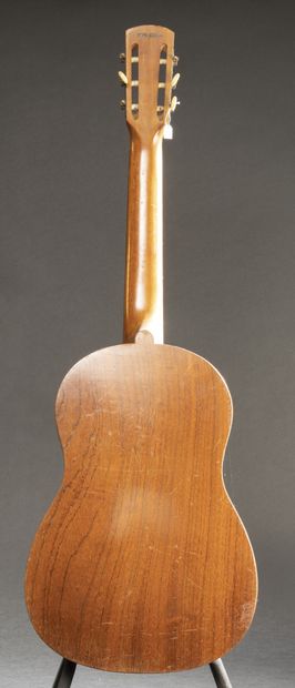 null Guitare classique de Antoine Di Mauro, signée au fer au dos du chevillier.
3...