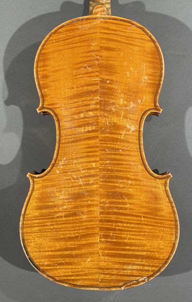 null Beau violon 3/4 fait vers 1900, anonyme, touche sillet bas et une cheville manquants....