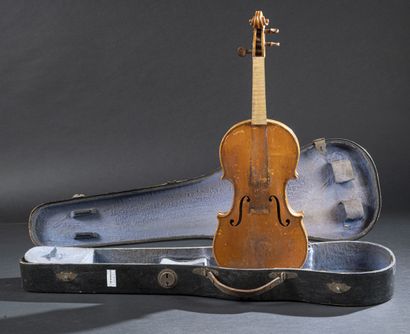 null Beau violon 3/4 fait vers 1900, anonyme, touche sillet bas et une cheville manquants....