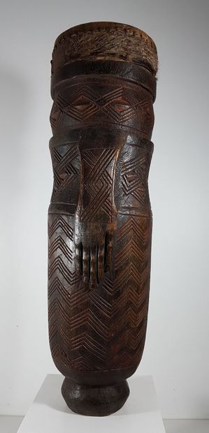 null Kuba, RD du Congo, milieu XXe siècle
Tambour « Yolo » orné d'une main sculptée...