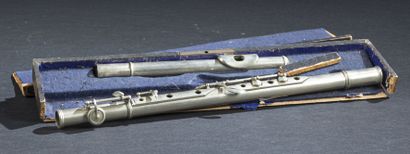 null Flûte traversière deuxième moitié du XIXe siècle, 5 clés, corps et clé en maillechort.
Longueur...