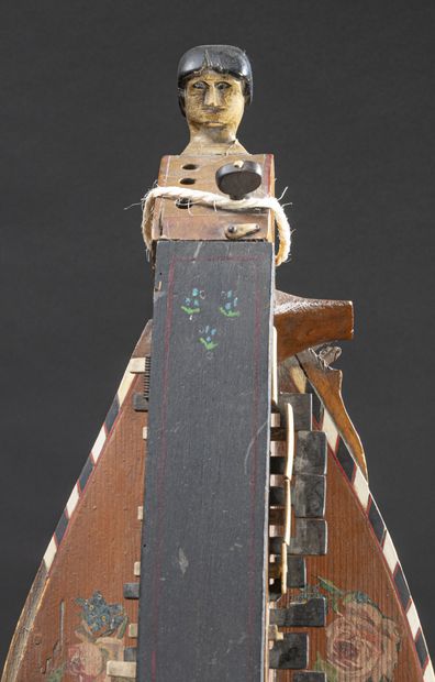 null Vielle à roue d'art populaire forme luth, faite vers 1900. Crosse à tête de...