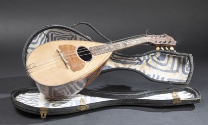 null Mandoline napolitaine stridente vendue chez Gauthier à Toulouse, vers 1900
A...