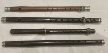null 4 fifres militaires faits vers 1900 dont un signé HALARY
On y joint une flûte piccolo...