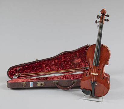 null Violon de Victor Quenoil dont il porte l'étiquette et les marques au fer à l'intérieur,...