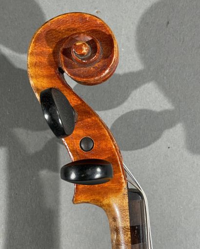 null Joli violon 1/4 fait à Mirecourt vers 1900, portant une étiquette Stradivarius....