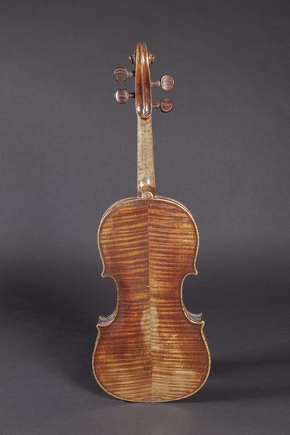 null Violon allemand fait vers 1900 portant étiquette Stradivarius. Tête enturée....
