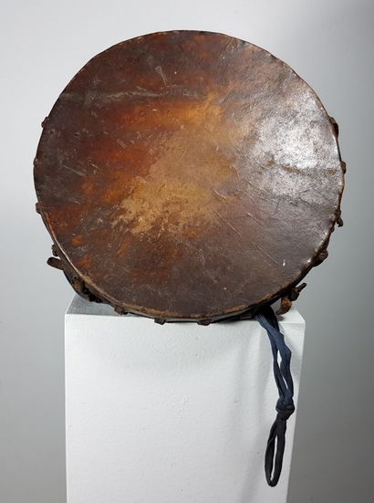 null Rajasthan, Inde, début XXe siècle.
Timbale « Nagara ». Portée en bandoulière,...